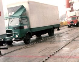 1976 - questo camion (guida a destra senza servosterzo) effettuava la linea ItaliaAustria principalmente per trasportare calze da donna. Qui è ripreso sulla nave per la Sardegna